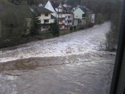 Foto: Pegelstand in Densborn 1,70m, einige Orte im Kylltal hatten mit Hochwasser zu kämpfen. Eifel-Hochwasser im Herbst 03.12.2007