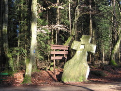 Das Frauenbillenkreuz ist ursprünglich ein Menhir. Es steht auf dem Ferschweiler Plateu, einem vorzüglichen Wandergebiet in der südlichen Eifel.